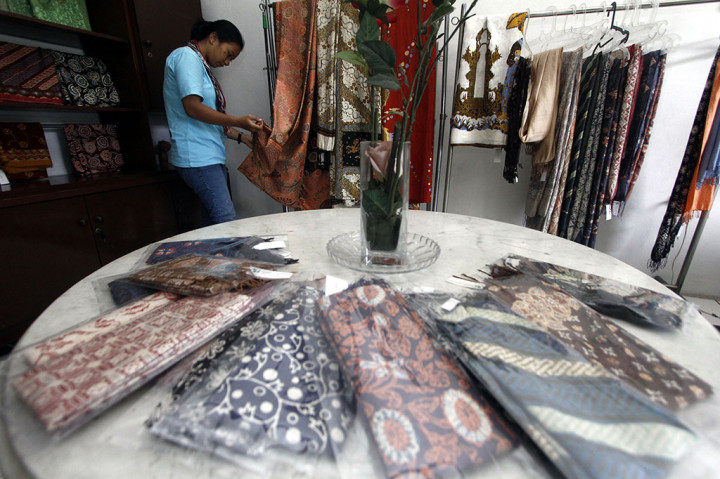 Setelah melihat proses ulat hingga menjadi kain, pengunjung akan diajak mengunjungi galeri untuk melihat hasilnya yang sudah jadi, mulai dari kain, kerudung, syal, selendang, hingga baju siap pakai. 