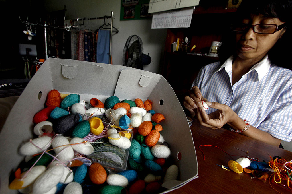 Produk yang dihasilkan Rumah Sutera ini adalah benang 'thrown silk' dengan beragam jenis tenun, mulai dari tenun bermotif sampai batik sutera. 