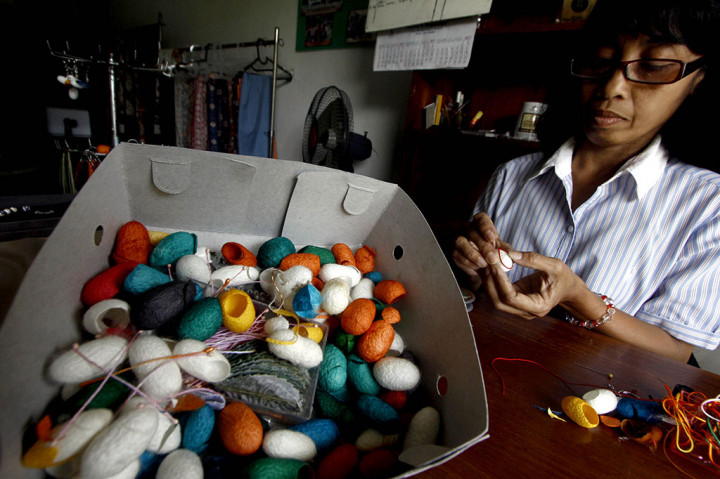 Produk yang dihasilkan Rumah Sutera ini adalah benang 'thrown silk' dengan beragam jenis tenun, mulai dari tenun bermotif sampai batik sutera. 