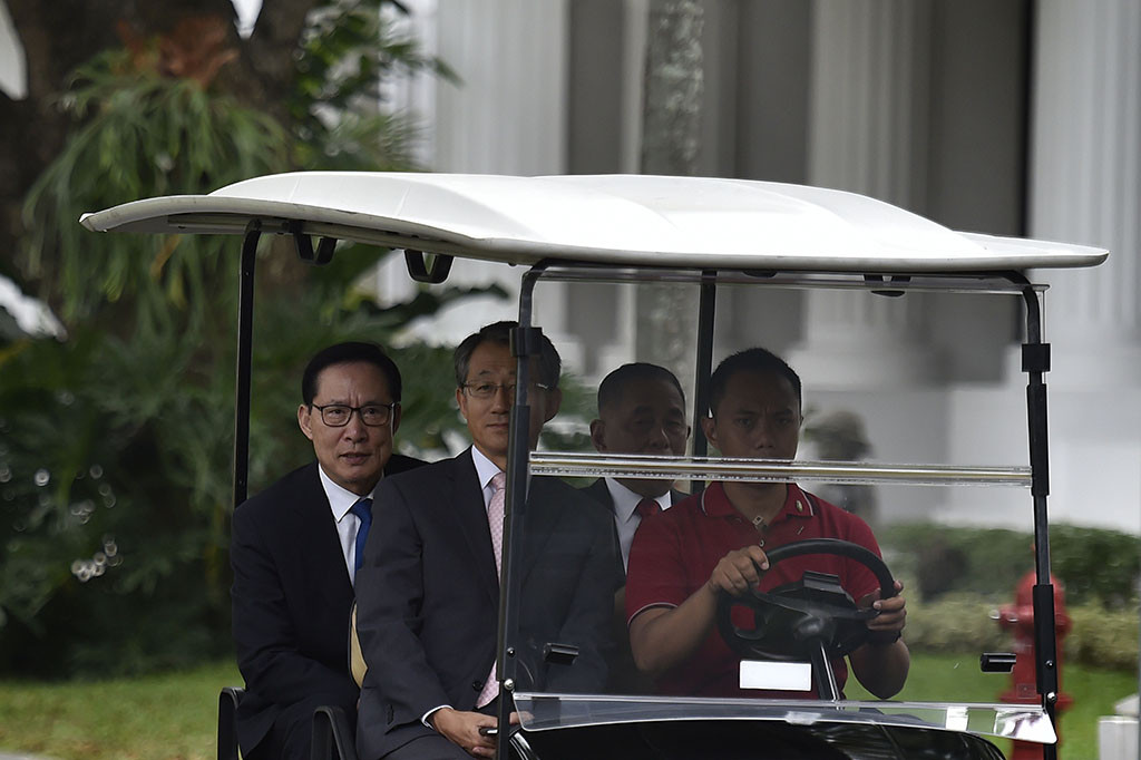 Menteri Pertahanan Korea Selatan Song Young-moo bersama Menhan Ryamizard Ryacudu dan Dubes Korea Selatan untuk Indonesia Cho Taiyoung saat akan bertemu Presiden Joko Widodo di Istana Merdeka.