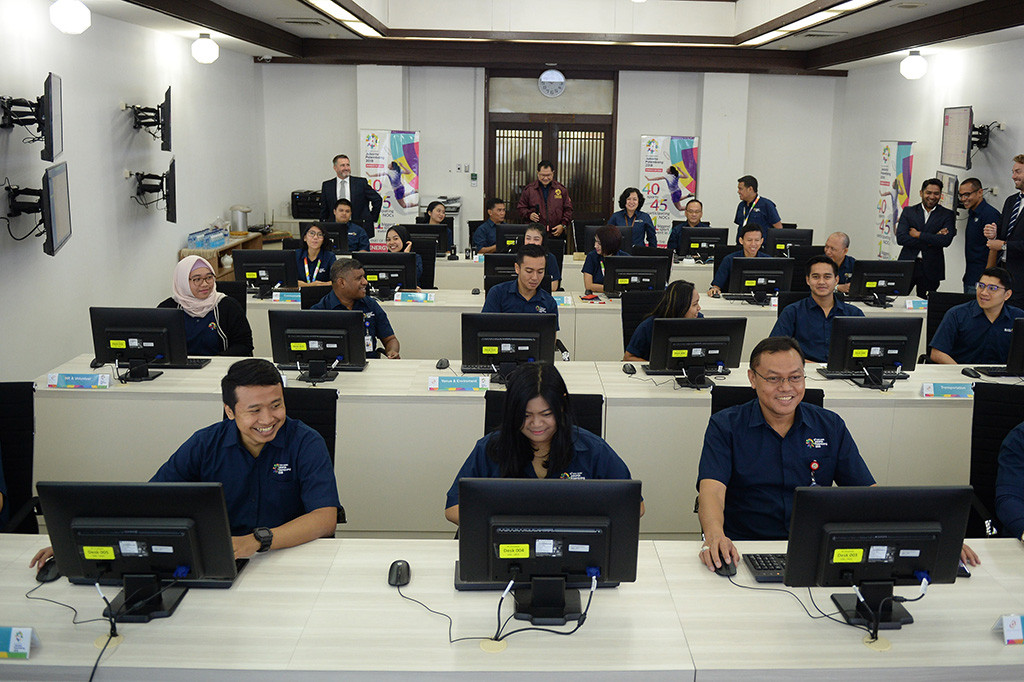 MOC merupakan ruang kendali kontrol yang dilengkapi dengan 24 layar pemantau untuk semua kegiatan yang dilakukan oleh seluruh deputi Inasgoc. Di antaranya seperti Games Operation, Administration, Support, dan Security.