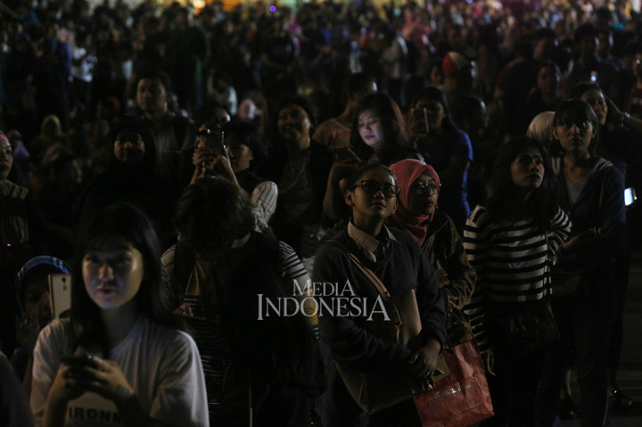 Warga memadati kawasan Planetarium yang berada di komplek Taman Ismail Marzuki (TIM), Jakarta Pusat untuk menyaksikan fenomena gerhana bulan super blue blood moon.
