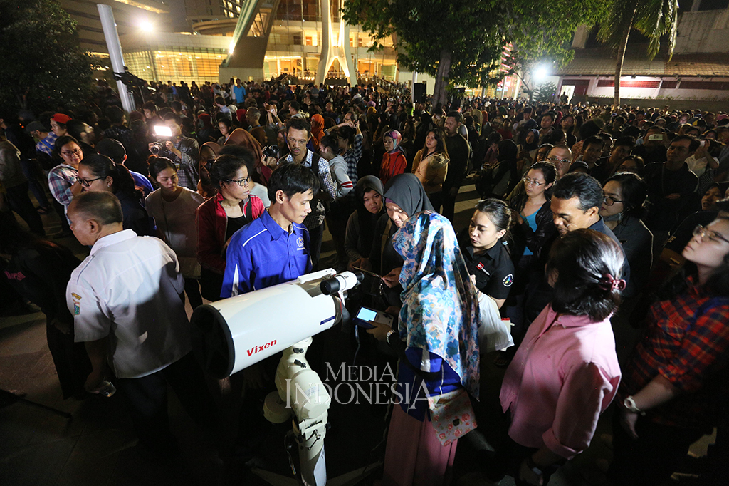 Warga tampak antusias menyaksikan fenomena tersebut. Mereka mengantri untuk memakai teropong yang disediakan oleh pihak Planetarium Jakarta.