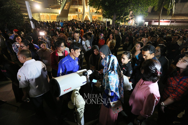 Warga tampak antusias menyaksikan fenomena tersebut. Mereka mengantri untuk memakai teropong yang disediakan oleh pihak Planetarium Jakarta.