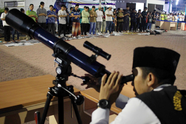 Sejumlah warga melakukan salat gerhana ketika berlangsung gerhana bulan total di Medan. Gerhana bulan terjadi ketika bulan menghilang baik sebagian atau total akibat terhalang bayangan bumi yang membuat cahaya matahari tidak dapat langsung mengenainya . ANTARA FOTO/Septianda Perdana