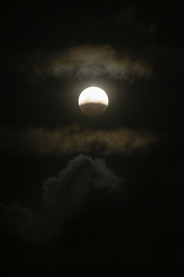 Gerhana bulan yang merupakan rangkaian dari fenomena alam super blue blood moon terlihat dari Tangerang, Banten. ANTARA FOTO/Ismar Patrizki