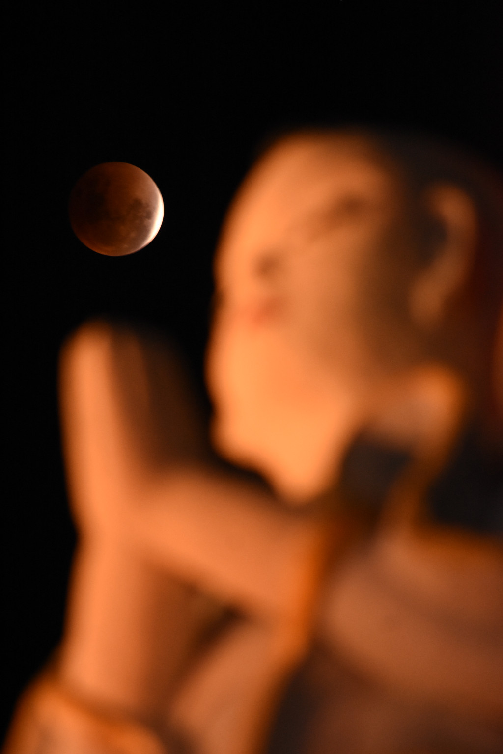 Gerhana bulan total terlihat dari Klenteng Hong San Tang, Surabaya. ANTARA FOTO/M Risyal Hidayat
