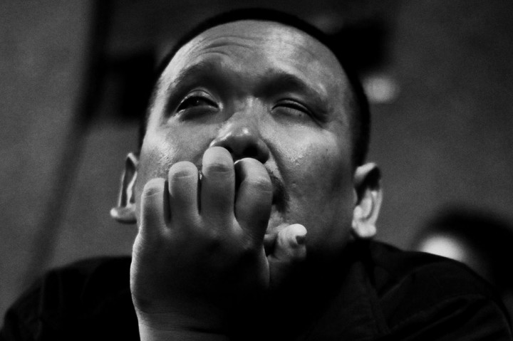 Suara riuh sangat jelas terdengar di telinga sehingga menambah suasana di dalam bioskop itu menjadi harmonis. 