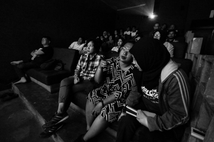 
Saat pertunjukan film dimulai, para penyandang tuna netra akan dibantu oleh relawan untuk menceritakan adegan apa yang terlihat di dalam layar. Setiap satu relawan diberikan tanggung jawab untuk membisiki satu tuna netra saat film berlangsung. 