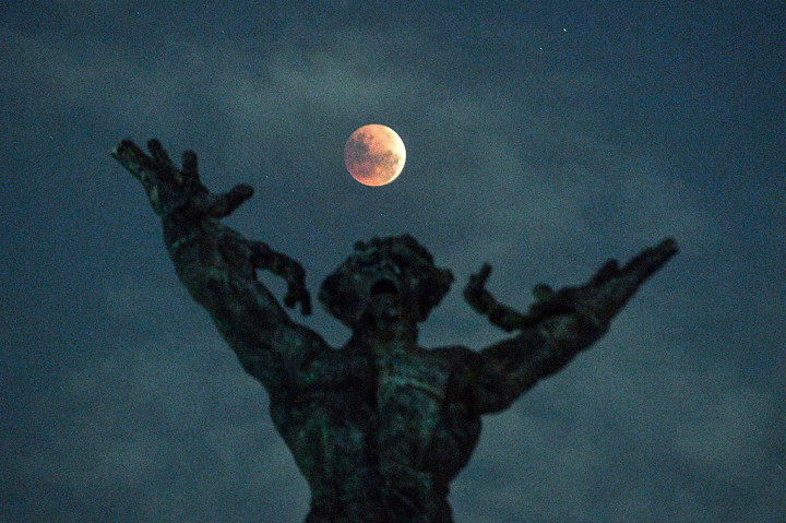 Fase gerhana bulan super blue blood moon terlihat dari Monumen Perjuangan Pembebasan Irian Barat, Jakarta, Rabu malam. ANTARA FOTO/Sigid Kurniawan