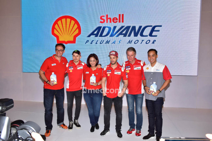 Petinggi Shell Indonesia bersama Andrea Dovizioso dan Jorge Lorenzo kampanye 'Libas Tantanganmu'.