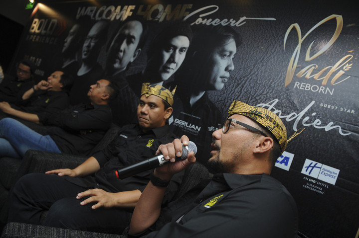 Anggota Grup Band Padi Reborn (dari kiri) Yoyo, Fadly, Ari, Piyu, dan Rindra menjawab pertanyaan wartawan saat konferensi pers di Surabaya, Jawa Timur.