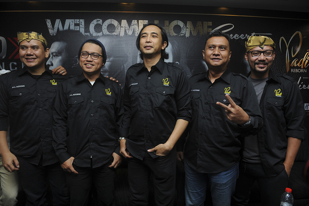 Grup Band Padi Reborn (dari kiri) Fadly, Rindra, Piyu, Ari dan Yoyo berpose usai melakukan konferensi pers di Surabaya, Jawa Timur.