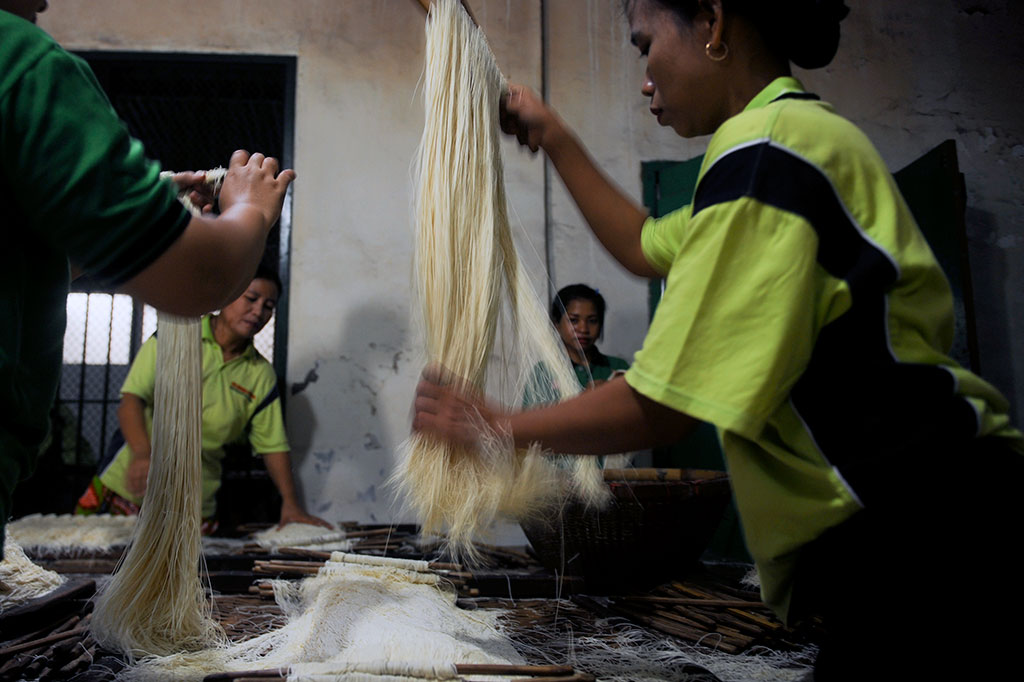 Pekerja menyelesaikan pembuatan mie tradisional Tiongkok 'misoa' di industri rumahan Surabaya, Jawa Timur, Jumat, 2 Februari 2018. 