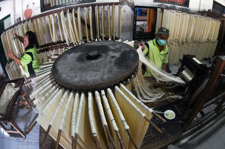 Menjelang perayaan Tahun Baru Imlek 2018, produksi misoa di industri rumahan tersebut mengalami peningkatan.