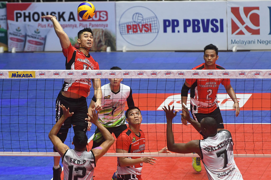 Pebola voli putra Jakarta Pertamina Energi Gunawan Saputra (kiri) melakukan smes yang berusaha diblok pebola voli putra Palembang Bank Sumsel Babel Eko Permana Putra (kedua kiri) dan Cristian Palacios (kanan) dalam pertandingan Proliga putaran pertama minggu ketiga di GOR Tri Dharma, Gresik, Jumat malam. 