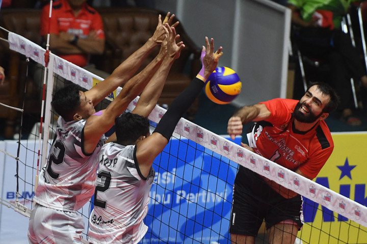 Jakarta Pertamina Energi menang dengan skor 3-0 (28-26, 25-21, 25-23).
