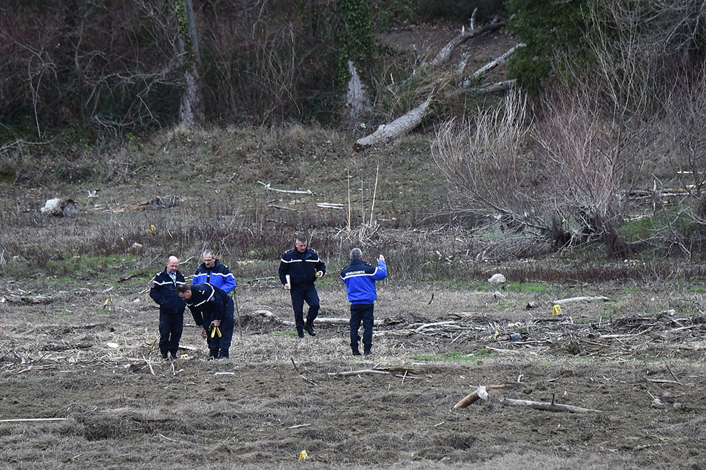 Petugas melakukan penyelidikan di lokasi tabrakan dua helikopter di dekat Danau Carces, sekitar 50 kilometer (30 mil) barat laut resor Saint-Tropez, Jumat, 2 Februari 2018 waktu setempat.