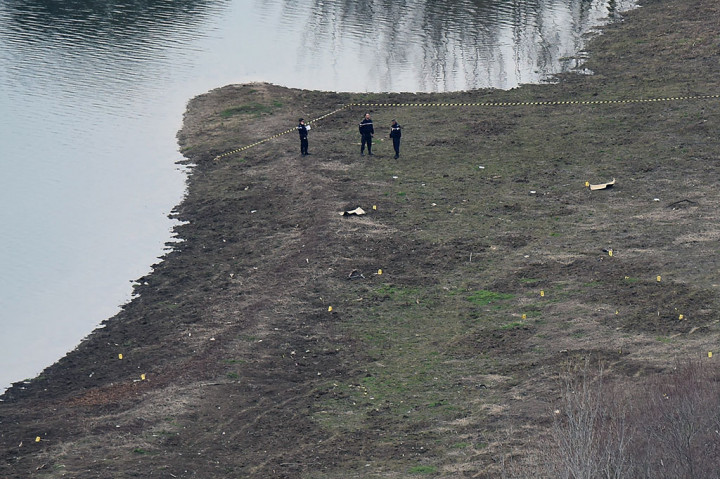 Kedua pesawat ditemukan sekitar 600 meter dari lokasi lepas landas, satu  jatuh ke jalan dan yang lainnya di sebuah hutan. Satu helikopter hancur akibat benturan, menyebarkan puing-puing melintasi daerah yang luas, sementara yang lainnya terbakar saat menyentuh tanah.