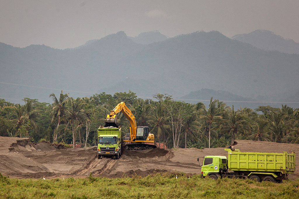 Operator alat berat menyiapkan lahan untuk proyek New Yogyakarta International Airport (NYIA) di Kulon Progo, DI Yogyakarta, Jumat, 2 Febrauri 2018.