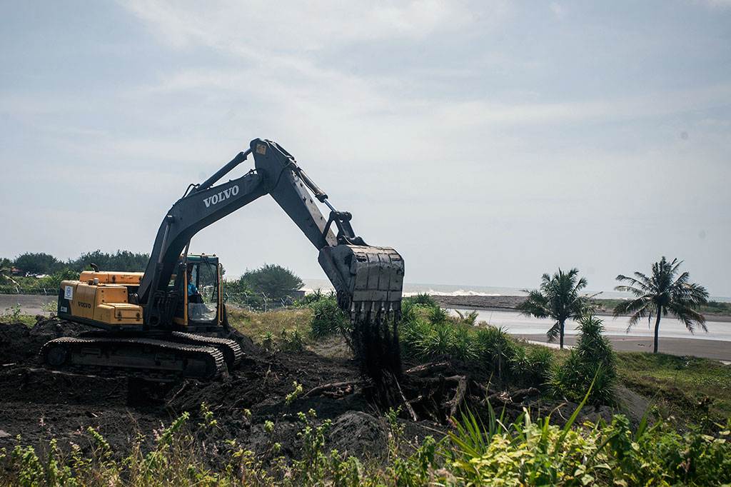 PT Angkasa Pura I (Persero) menyatakan, pembangunan Bandara NYIA mendesak untuk dilakukan dikarenakan pengoperasian Bandara Adisutjipto yang ada di Yogyakarta sudah melebihi kapasitas. 