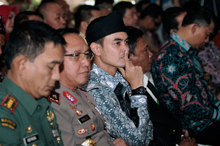 Pada kesempatan tersebut Zumi juga meminta maaf kepada masyarakat Jambi dan para pendukungnya apabila dalam pelayanan ada yang kurang atau terganggu akibat masalah yang tengah dihadapinya. ANTARA FOTO/Wahdi Septiawan