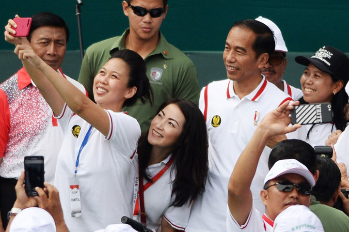 Presiden menerima ajakan swafoto mantan petenis andalan Indonesia Angelique Widjaja (kiri), Wynne Prakusya (kedua kiri), dan Yayuk Basuki (kanan). 
