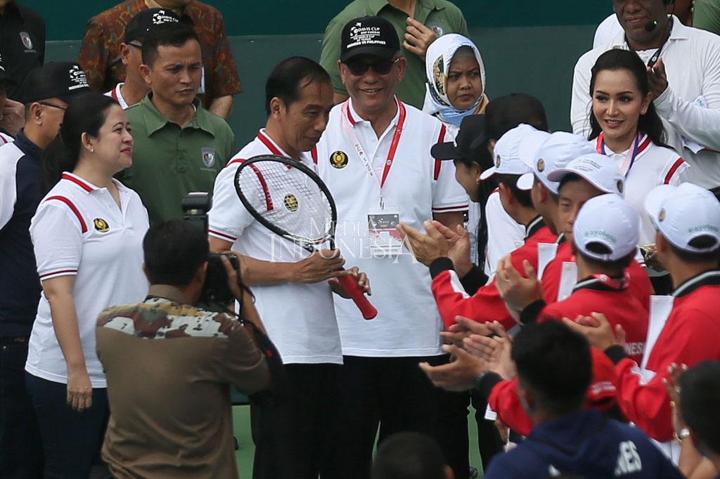 Dalam kesempatan tersebut Presiden menerima raket dari legenda tenis Indonesia Yayuk Basuki. Sedangkan Presiden memberikan sepeda  kepada Yayuk Basuki dan Angelique Widjaja sebagai dua srikandi yang pernah membawa nama Indonesia di ajang tenis dunia. MI/Ramdani