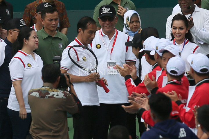 Dalam kesempatan tersebut Presiden menerima raket dari legenda tenis Indonesia Yayuk Basuki. Sedangkan Presiden memberikan sepeda  kepada Yayuk Basuki dan Angelique Widjaja sebagai dua srikandi yang pernah membawa nama Indonesia di ajang tenis dunia. MI/Ramdani