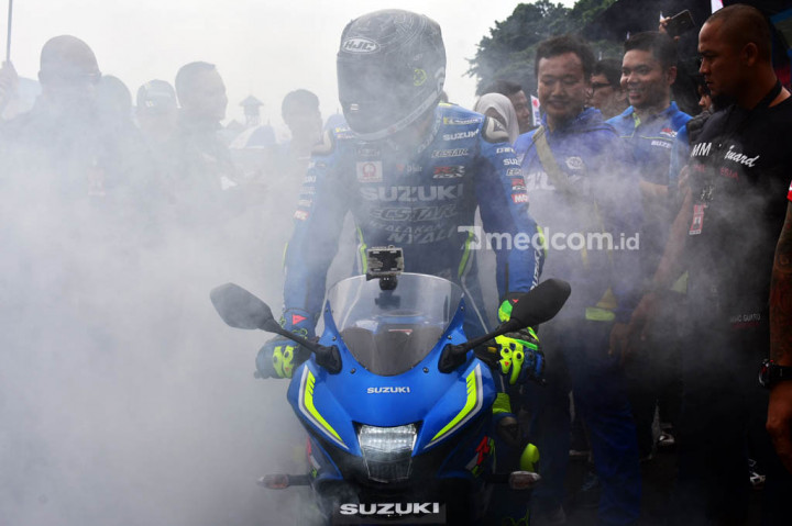 Andrea Iannone melakukan aksi burn out sebelum memulai konvoi.