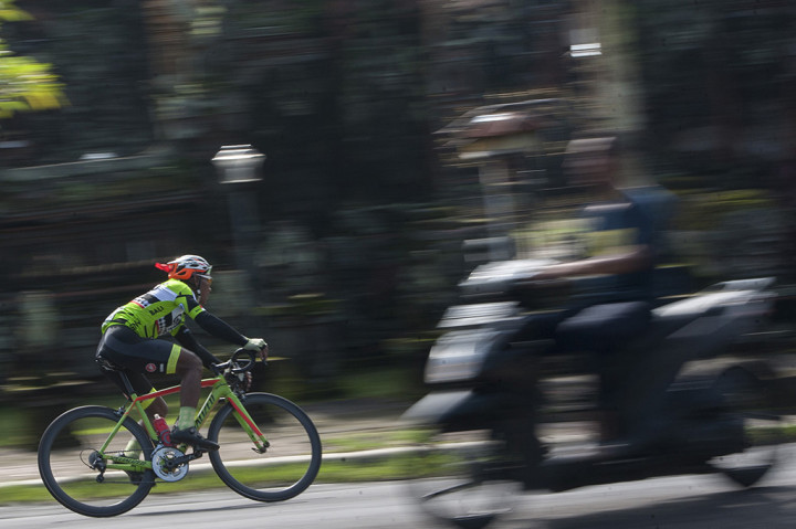 Kejuaraan balap sepeda jalan raya tersebut melintasi lima kabupaten di Bali yang diikuti sekitar 1.400 peserta dari 30 negara dari 30 negara dengan menempuh jarak 143 kilometer untuk kategori jauh dan jarak 89,5 kilometer untuk kategori jarak menengah. ANTARA/Nyoman Budhiana