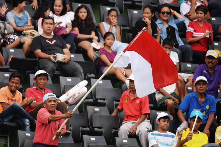Suporter mengibarkan bendera merah-putih disela pertandingan antara petenis Indonesia David Agung Susanto melawan petenis Filipina Alberto Lim dalam partai keempat Piala Davis Grup II Zona Asia/Oseania di Stadion Tenis Senayan, Jakarta.