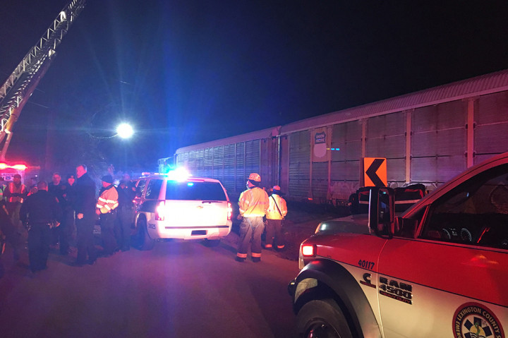 Tabrakan tersebut terjadi di Cayce sekitar pukul 02.45 dini hari. Juru bicara pemerintah setempat, Harrison Cahill mengatakan penumpak terluka mengalami luka gores hingga patah tulang.