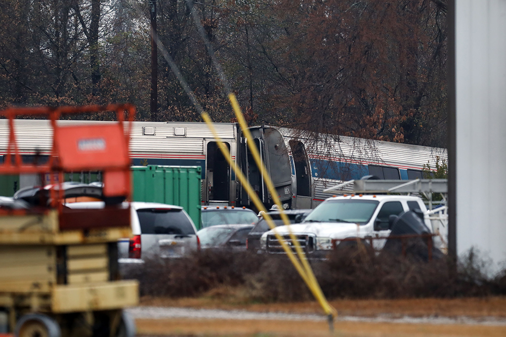 Sementara,korban tewas diidentifikasi sebagai personel kereta Amtrak, perusahaan kereta api penumpang di AS. Mereka adalah Michael Kempf, seorang ahli mesin kereta dan Michael Sella, konduktor kereta.