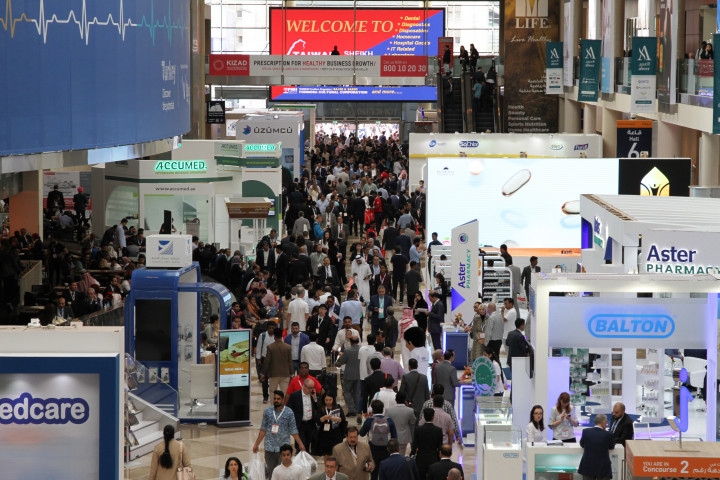 Produk yang ditampilkan mencakup peralatan laboratorium, layanan bedah, teknologi ortopedi, pakaian medis, radiologi, hingga teknologi bangunan kesehatan.