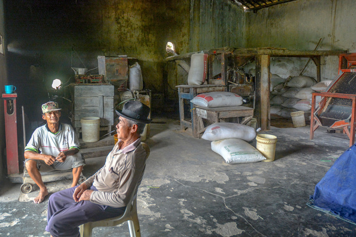 Pasokan yang masih minim dari petani membuat penggilingan padi di wilayah setempat menganggur. Kalau memang ada gabah yang diproses, jumlahnya hanya 1 ton, itu pun tidak setiap hari ada. 
