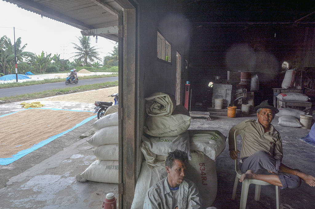 Sejumlah pekerja terlihat duduk di salah satu penggilingan padi di Desa Kebocoran, Kecamatan Kedungbanteng, Banyumas, Jawa Tengah.