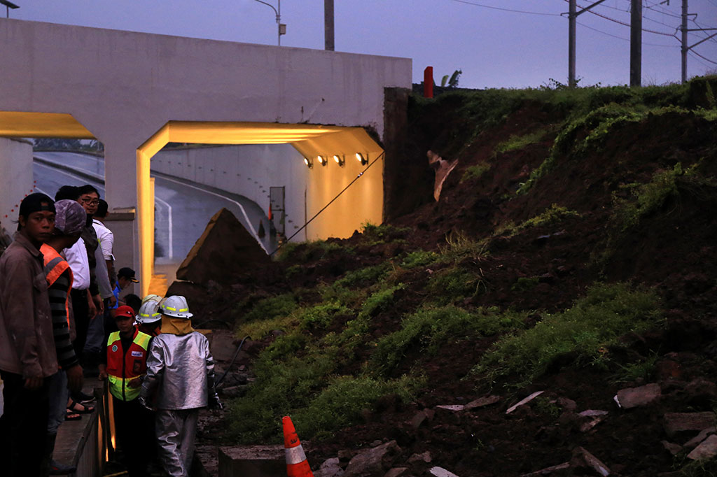 Petugas gabungan dari badan SAR dan Pemadam Kebakaran Bandara Soetta bersuaha mengevakuasi korban longsor underpass jalan parimeter Bandara Soekarno Hatta, Tangerang Banten, Selasa, 6 Februari 2018.
