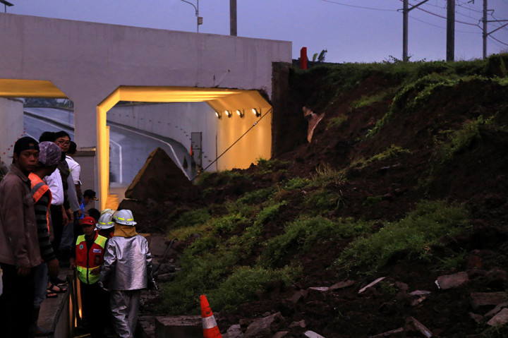 Petugas gabungan dari badan SAR dan Pemadam Kebakaran Bandara Soetta bersuaha mengevakuasi korban longsor underpass jalan parimeter Bandara Soekarno Hatta, Tangerang Banten, Selasa, 6 Februari 2018.