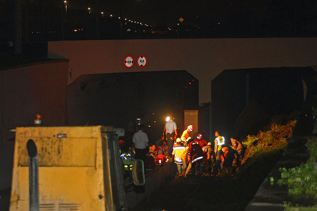 Ambruknya dinding underpass tersebut diduga karena kurang kuatnya konstruksi serta curah hujan yang tinggi yang mengguyur kawasan tersebut. 