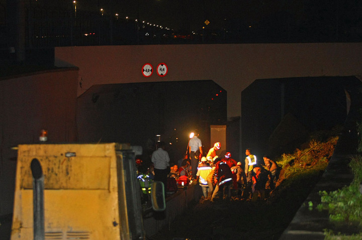 Ambruknya dinding underpass tersebut diduga karena kurang kuatnya konstruksi serta curah hujan yang tinggi yang mengguyur kawasan tersebut. 