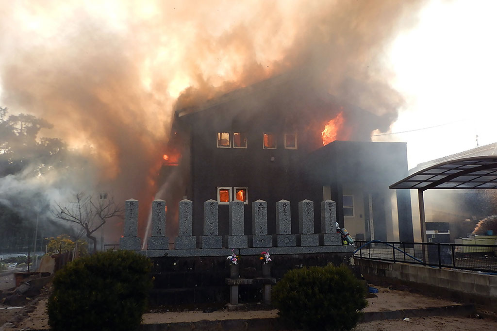 Sebuah rumah terbakar setelah sebuah helikopter Apache AH-64 milik Japan Self-Defense Force (JDF) jatuh di perumahan di Kota Kanzaki, Prefektur Saga, bagian barat daya Jepang, Senin, 5 Februari 2018.