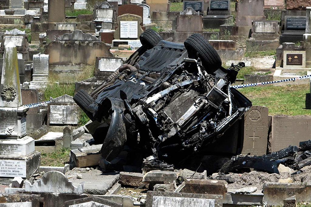 Sebuah mobil Mercedes jenis SUV mengalami kerusakan cukup parah setelah menimpa beberapa nisan di sebuah permakaman bersejarah di South Coogee, timur Sydney, Selasa, 6 Februari 2018.