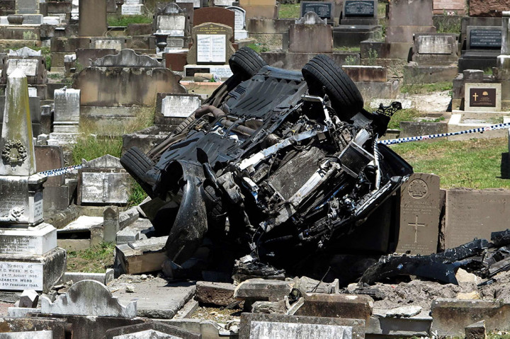 Sebuah mobil Mercedes jenis SUV mengalami kerusakan cukup parah setelah menimpa beberapa nisan di sebuah permakaman bersejarah di South Coogee, timur Sydney, Selasa, 6 Februari 2018.