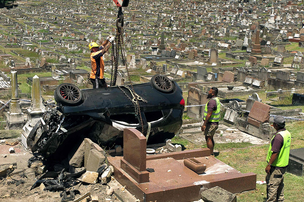 Kecelakaan terjadi setelah sang sopir yang diduga mabuk menyusuri Jalan Arden, sebelum kehilangan kendali di sebuah jalan lingkar di Malabar Road, South Coogee, Selasa dini hari waktu setempat.