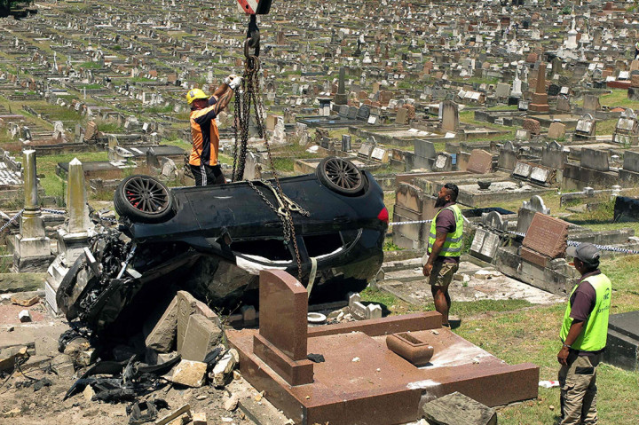 Kecelakaan terjadi setelah sang sopir yang diduga mabuk menyusuri Jalan Arden, sebelum kehilangan kendali di sebuah jalan lingkar di Malabar Road, South Coogee, Selasa dini hari waktu setempat.