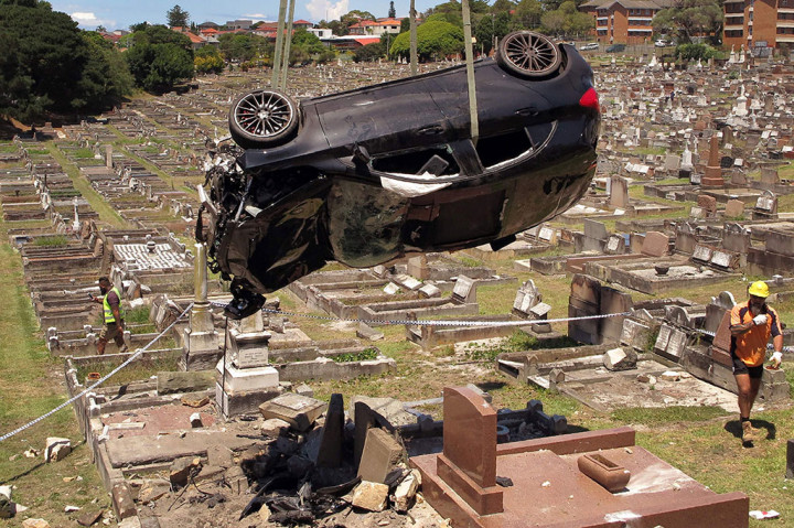 Mobil kemudian menabrak pohon dan dinding permakaman, sebelum terbang beberapa meter di udara.