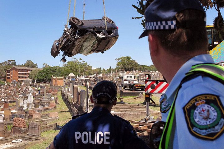 Kendaraan tersebut mendarat secara terbalik di atas beberapa batu nisan. Sedikitnya 15 batu nisan mengalami kerusakan, sementara sang pengemudi mengalami luka di wajah dan perutnya.