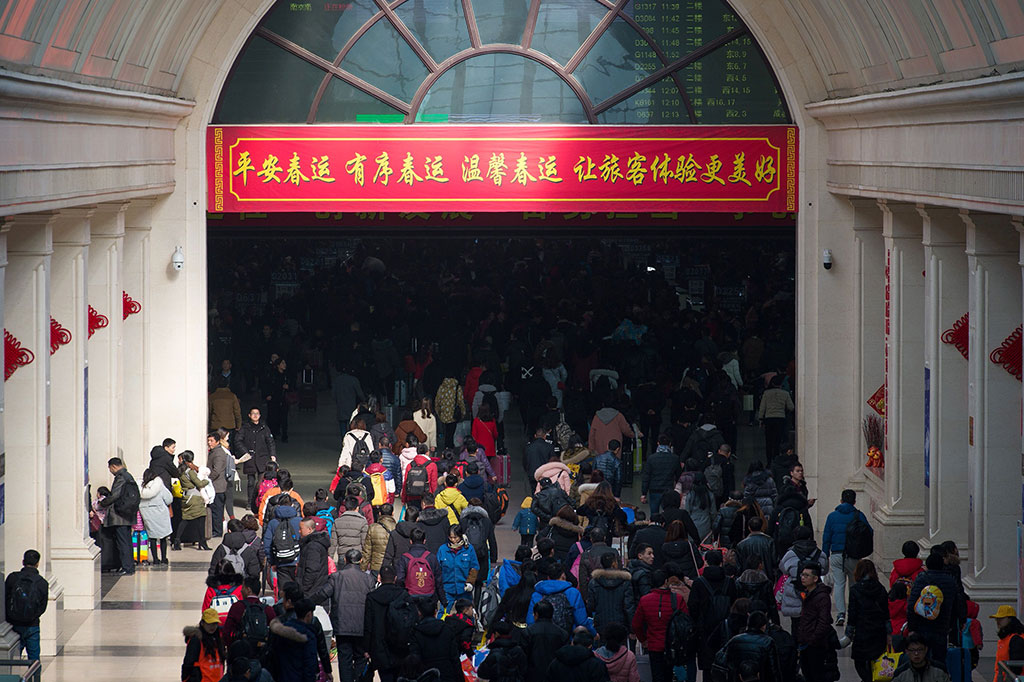Arus mudik mulai tampak padat pada Kamis, 1 Februari 2018, baik di stasiun kereta api, bandara maupun jalan-jalan tol antarkota. 