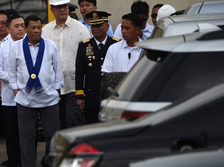 Presiden Rodrigo Duterte melihat-lihat mobil sitaan yang akan dihancurkan. Setelah perang melawan gembong narkoba, kini Duterte menggelar perang terhadap korupsi. 